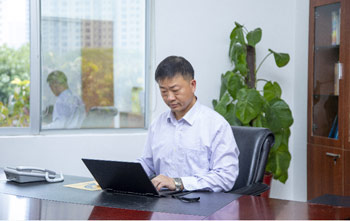 全国五一劳动奖章获得者洪昱斌：工匠心铸就“膜”之路