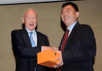 环球视野：蓝伟光见证李光耀的远见之光与务实之路